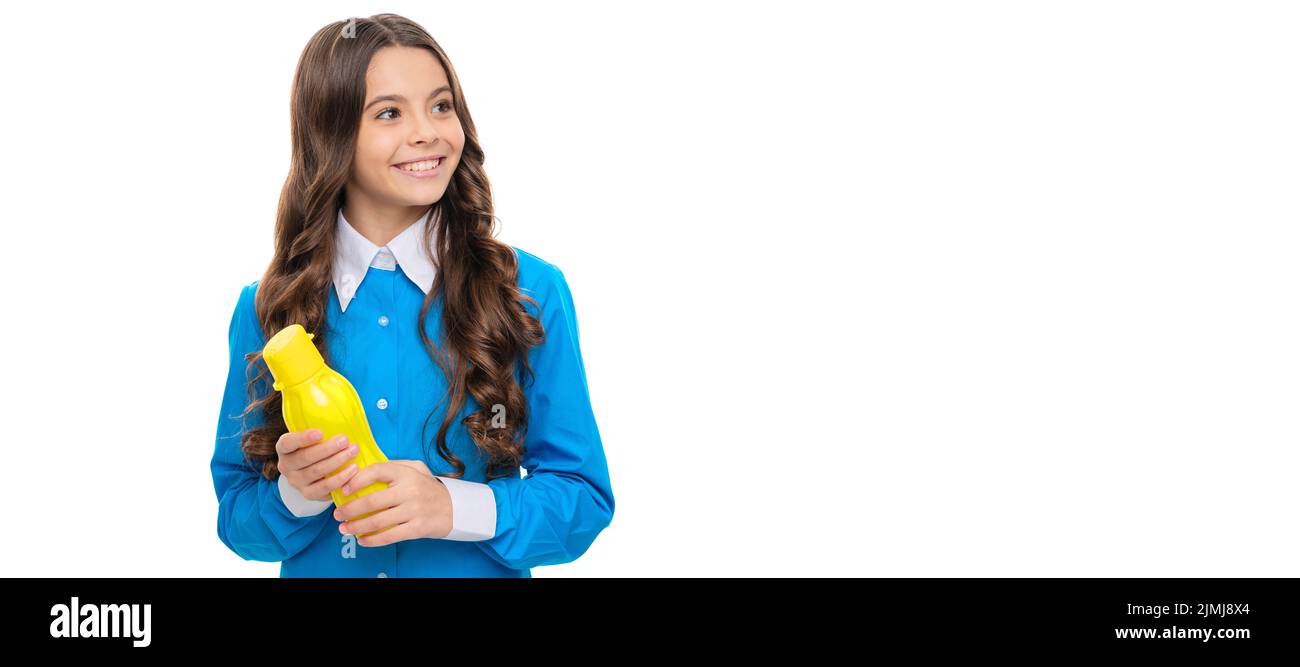 Befriedigen Sie Ihren Appetit. Happy Kid Hold Flasche isoliert auf weiß. Joghurt-Snack. Appetitkontrolle. Horizontales Poster mit isoliertem Kindergesicht, Banner Stockfoto