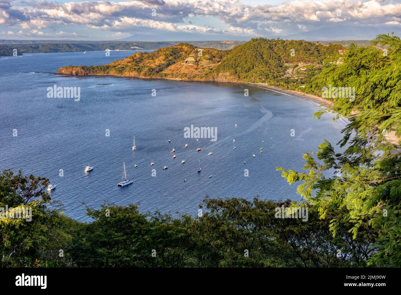 Pazifische Wellen auf Felsen am Playa Poor Calzon Beach, El Coco Costa Rica Stockfoto