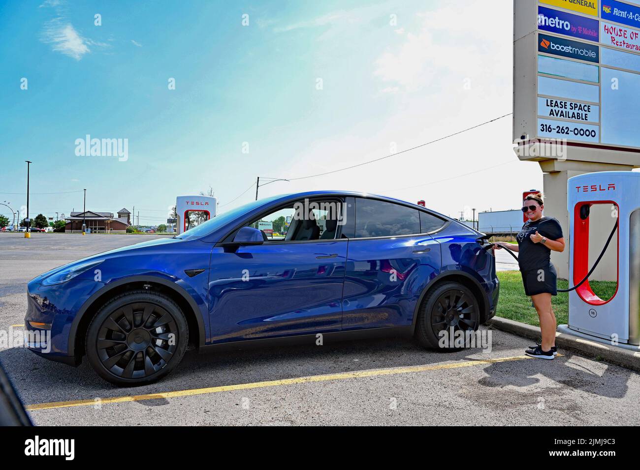 Daumen hoch elektrisches laden Fotos und Bildmaterial in hoher