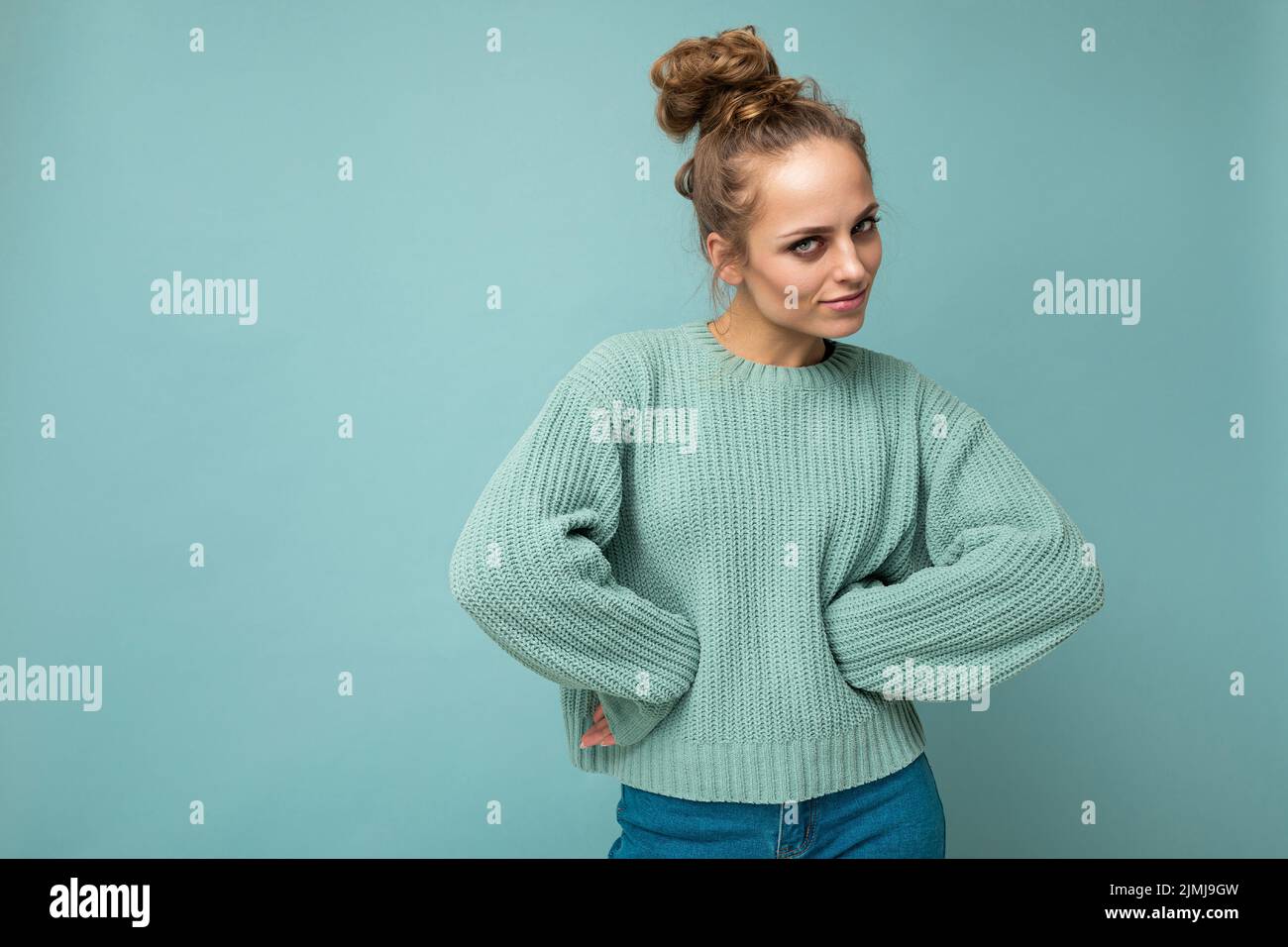 Portrait Foto von jungen schön attraktiv ziemlich positiv fragen blonde Frau mit aufrichtigen Emotionen tragen trendy blauen Pullover iso Stockfoto