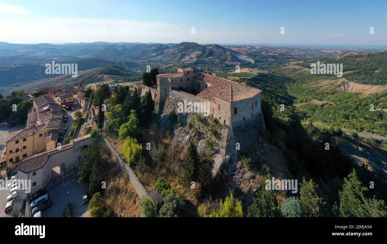 Luftaufnahme des Schlosses Montebello, auch Azzurrina genannt. Poggio Torriana, Emilia Romagna, Italien Stockfoto