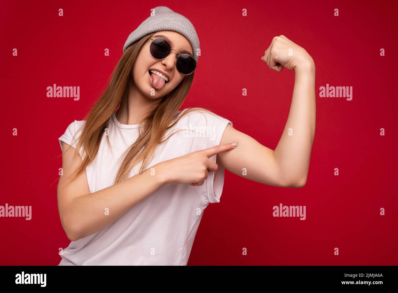 Porträt von jungen emotionalen positiv glücklich attraktive dunkelblonde Frau mit aufrichtigen Emotionen tragen lässige weiße T-Shirt mit Stockfoto