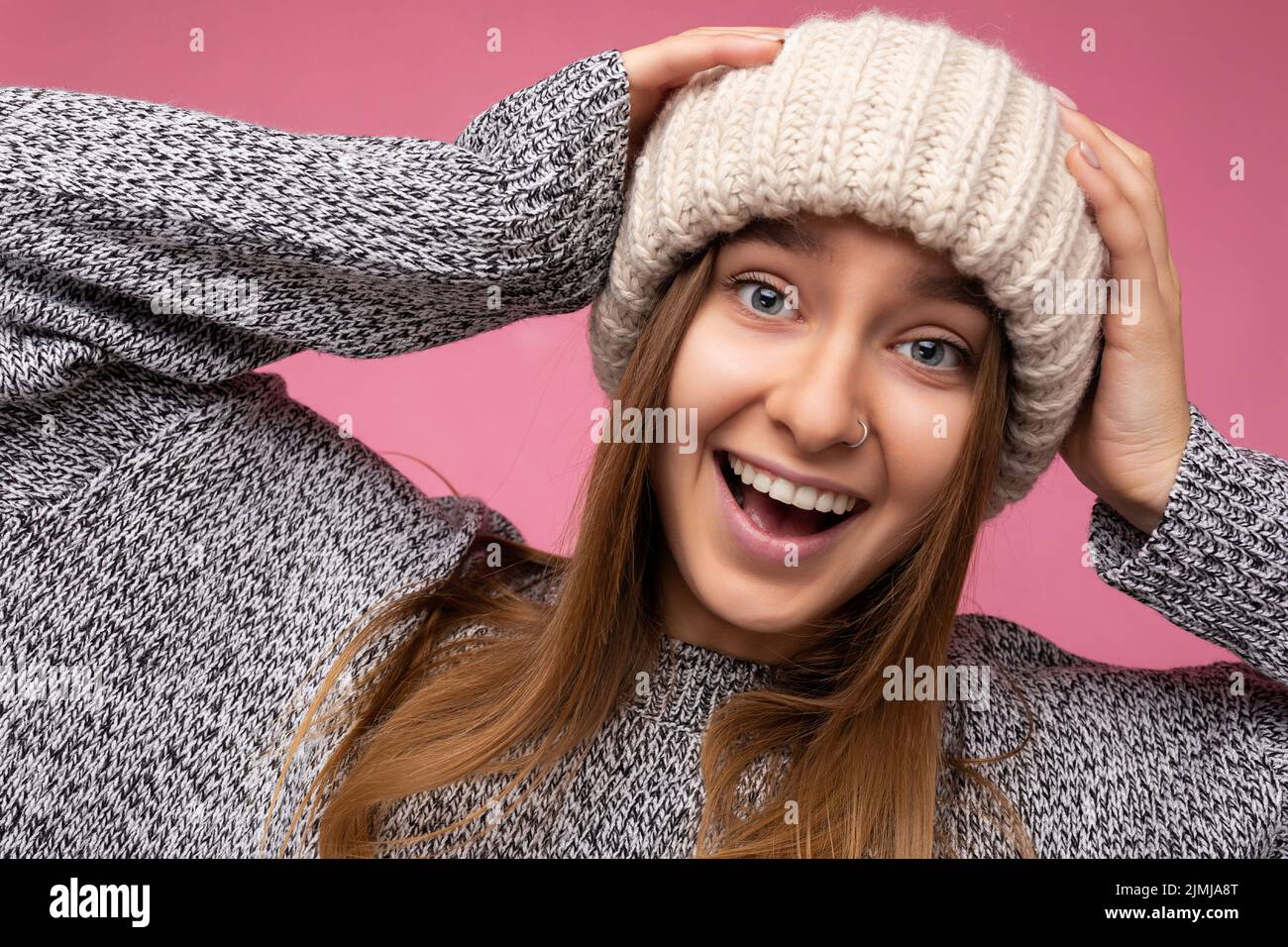 Nahaufnahme Foto-Porträt von schönen attraktiven ziemlich positiv glücklich erstaunlich lustig fröhlich junge blonde Frau tragen Casual grau Stockfoto
