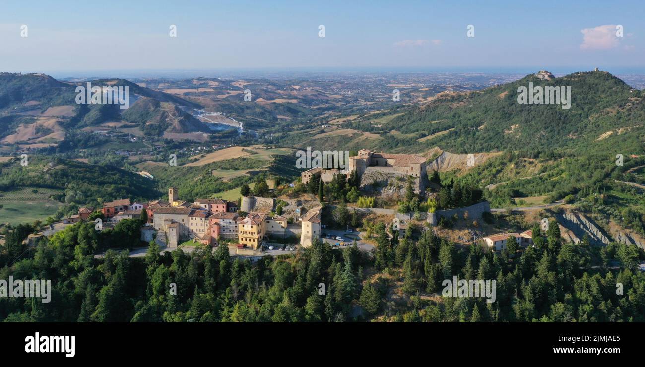Luftaufnahme des Schlosses Montebello, auch Azzurrina genannt. Poggio Torriana, Emilia Romagna, Italien Stockfoto