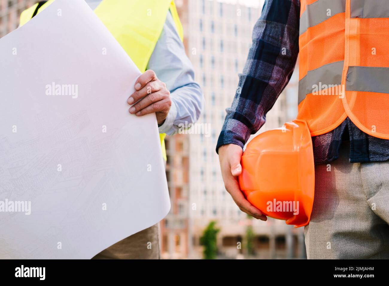 Nahaufnahme Männer mit Schutzwesten Helm Stockfoto