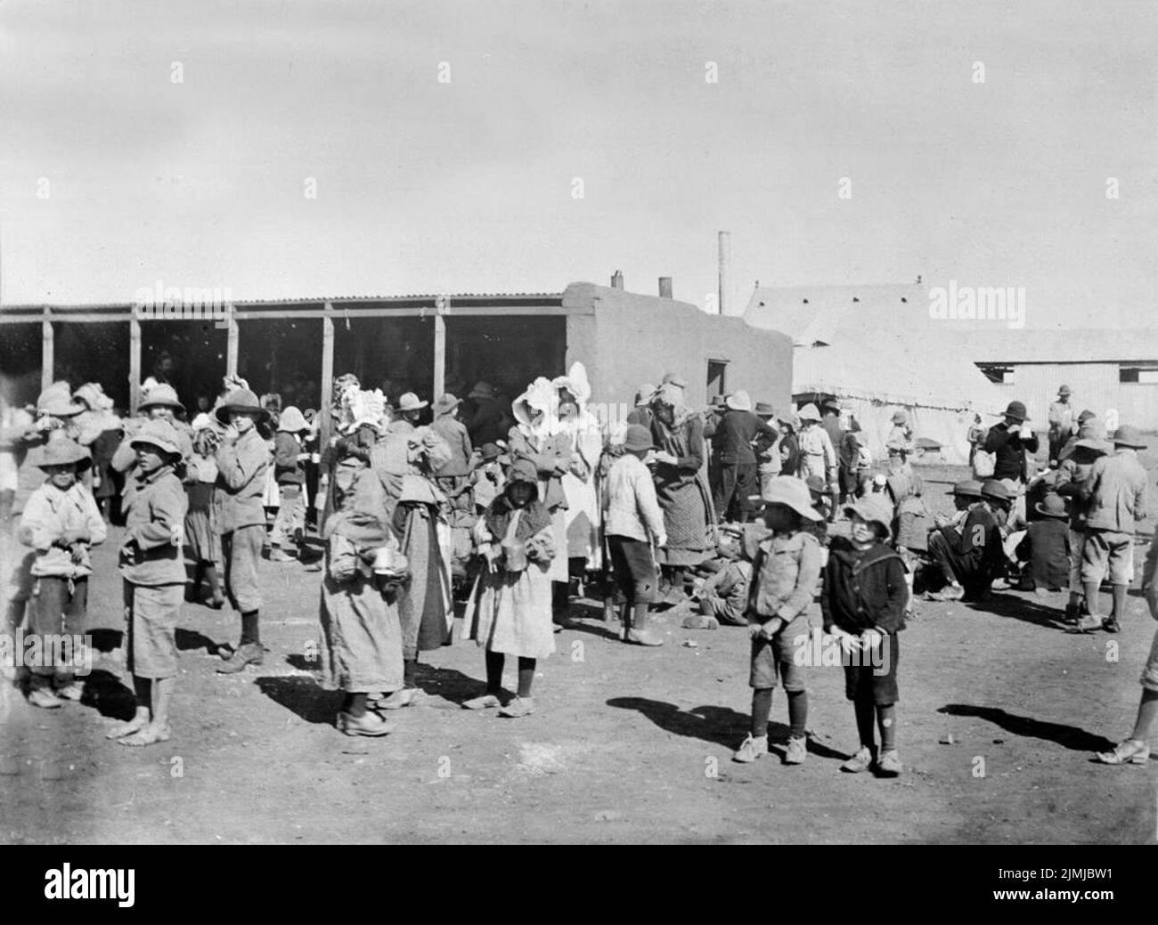 Burinnen und Kinder in einem der Konzentrationslager, die zur Behausung der Buren eingerichtet wurden, nachdem sie im Rahmen der verbrannten Erdpolitik von Lord Kitchener im Transvaal aus ihren Häusern vertrieben wurden. Stockfoto