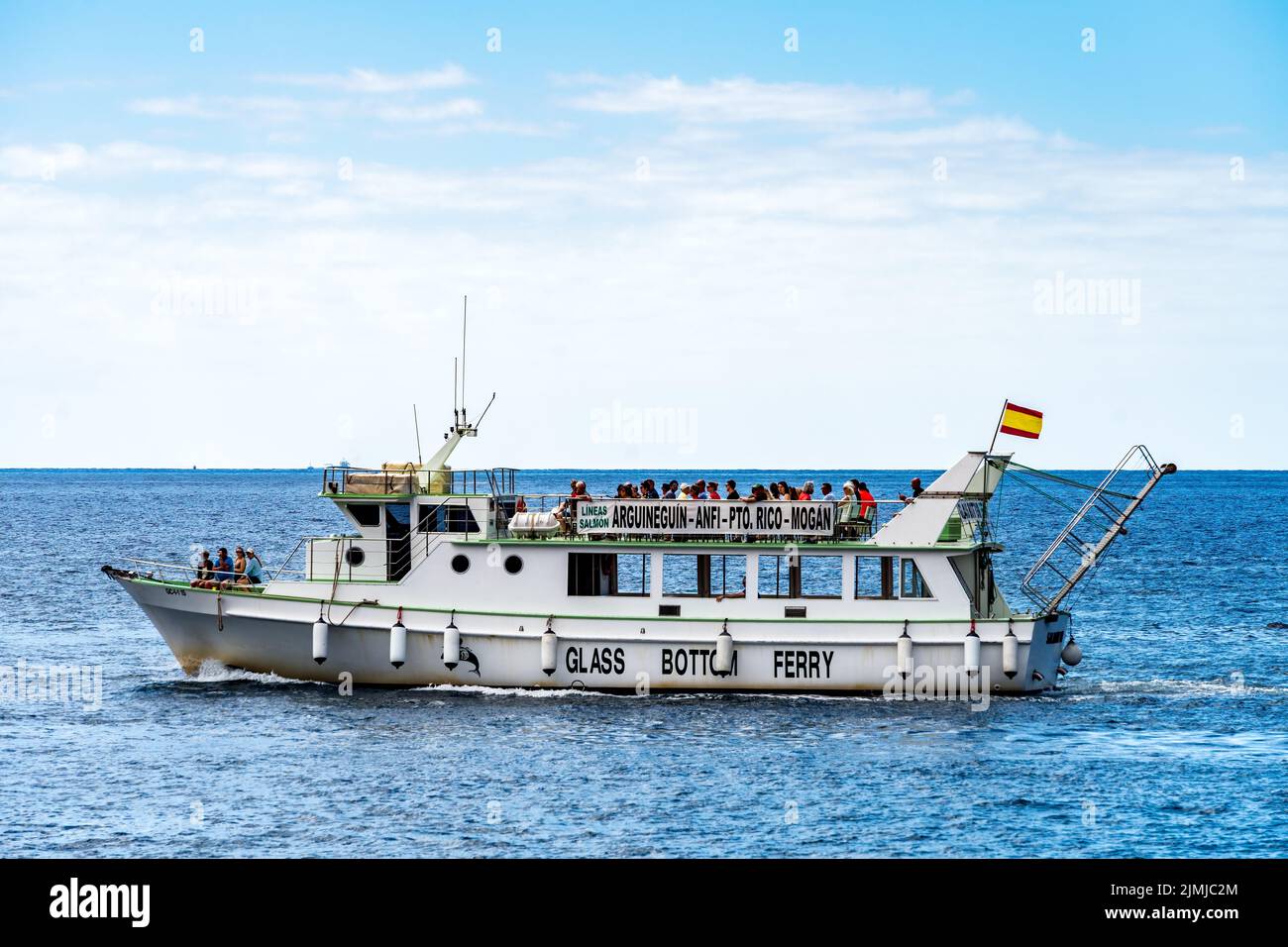 PUERTO DE MOGAN, GRAN CANARIA, KANARISCHE INSELN, SPANIEN - MÄRZ 7 : Glasbodenfähre vor Puerto de Mogan Gran Canaria am 7. März, Stockfoto
