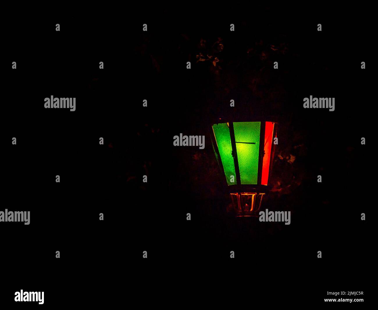 Laterne mit Primärfarben dekoriert, die am Abend beleuchtet werden Stockfoto