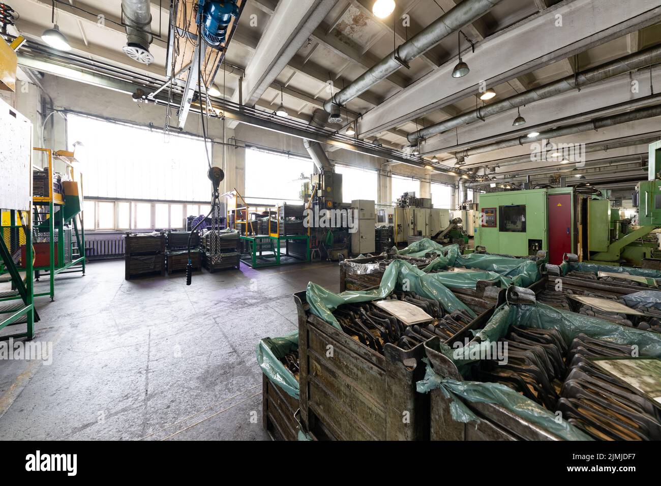 Foto der modernen automatischen Automobilwerkstatt. Fabrik mit Stahlkonstruktionen. Werk der Automobilproduktion. Industri Stockfoto