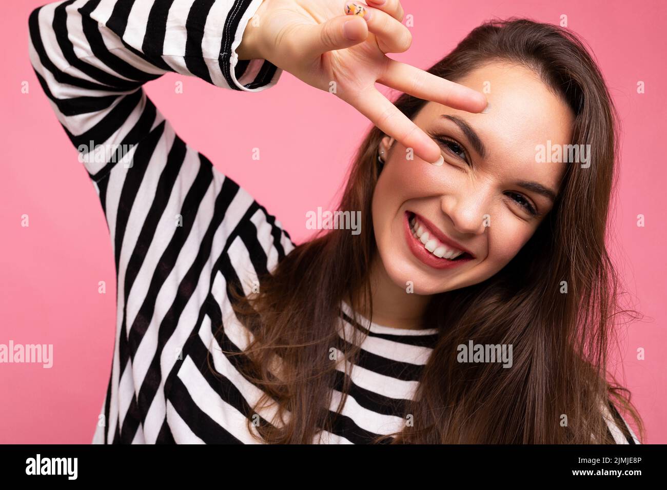 Nahaufnahme Foto von jungen europäischen positiv lächelnd Winsome glücklich schöne Brünette Frau mit aufrichtigen Emotionen tragen Casual st Stockfoto