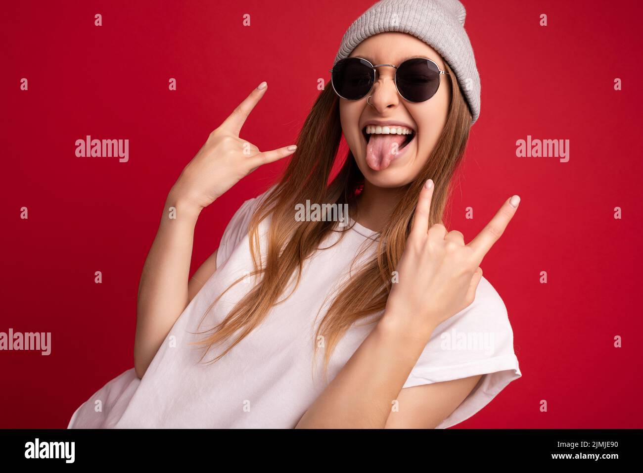 Portrait Foto von jungen emotionalen positiv glücklich lustig lachen schöne attraktive dunkelblonde Frau trägt beiläufige weiße t-sh Stockfoto