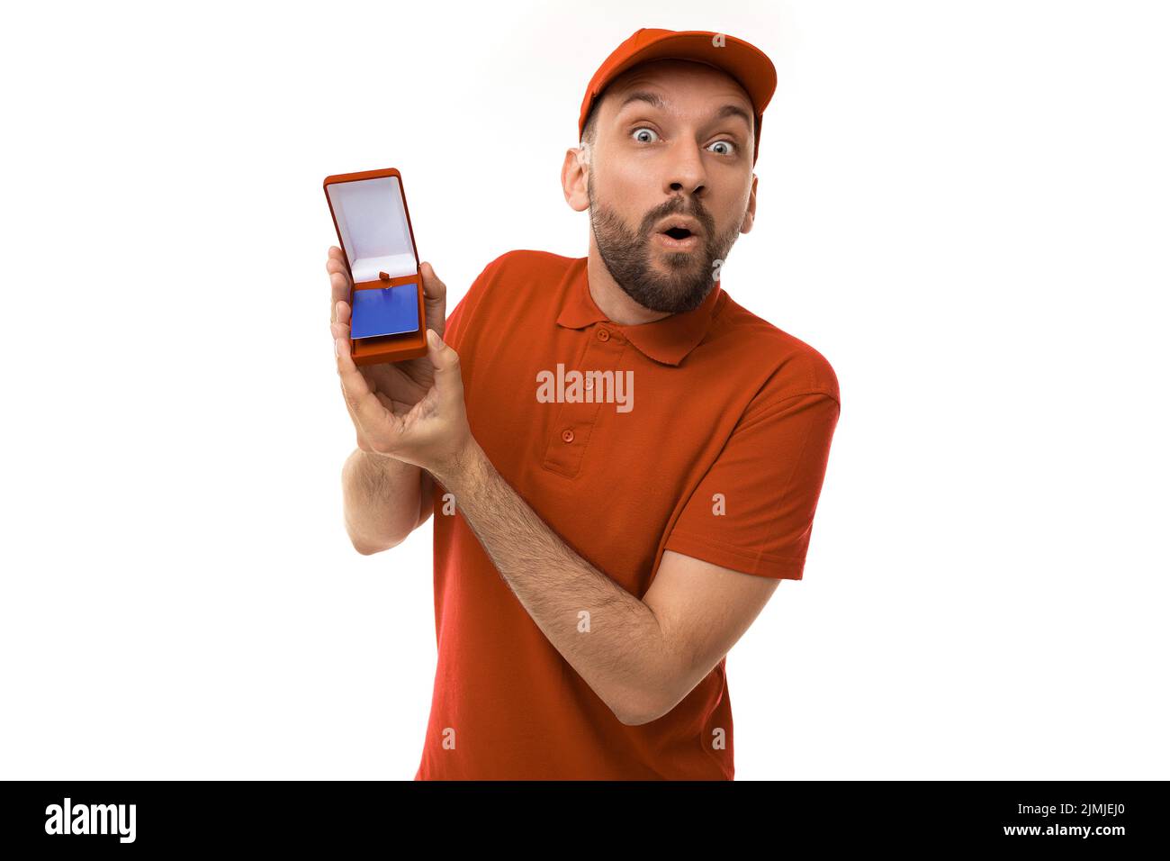 Überrascht zeigt der schockierte Kurier eine Rabattkarte in einem Fall, der sie in seinen Händen hält Stockfoto