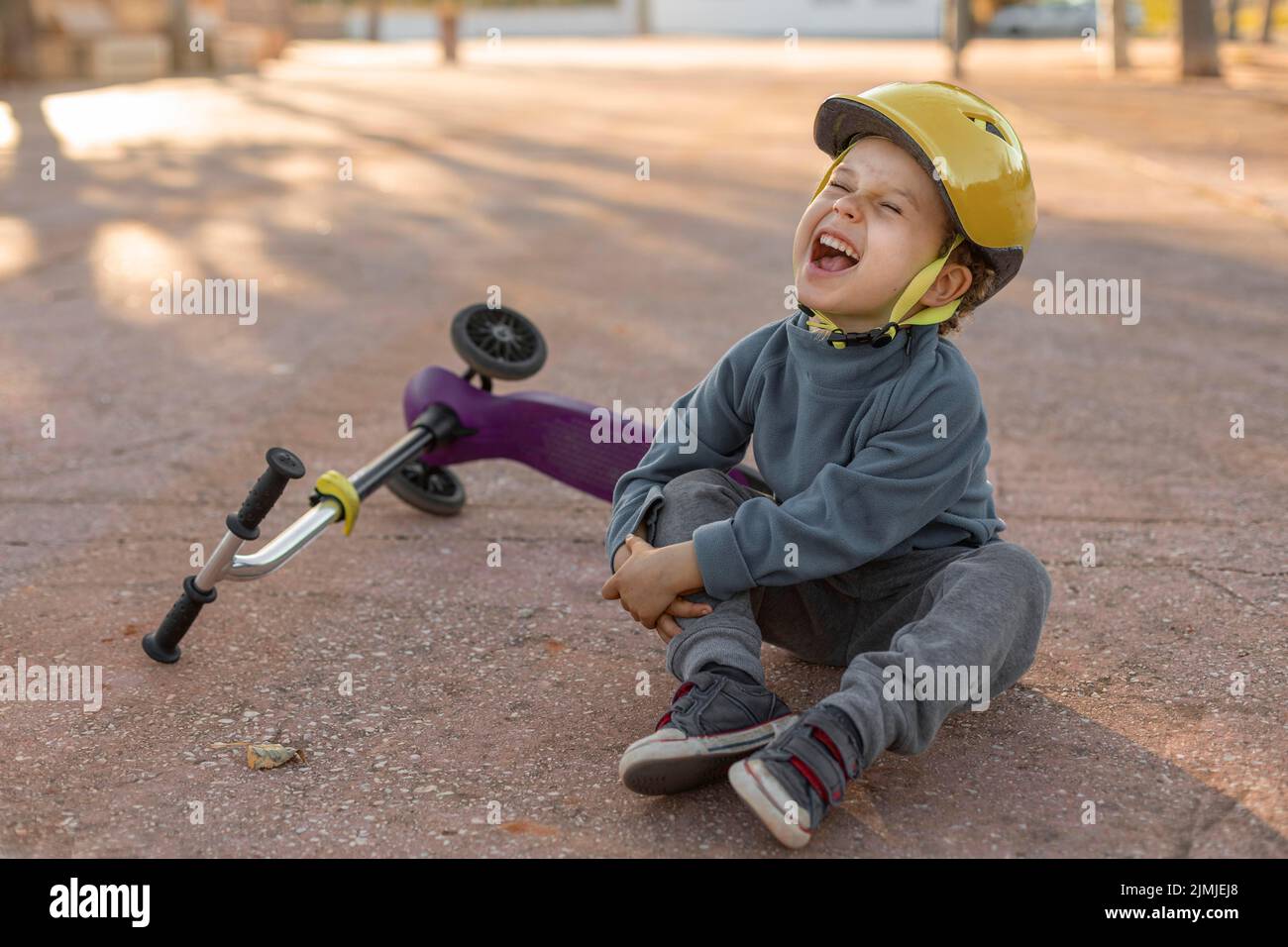Kleiner Junge im Freien verletzt von Gefühl Roller Stockfoto