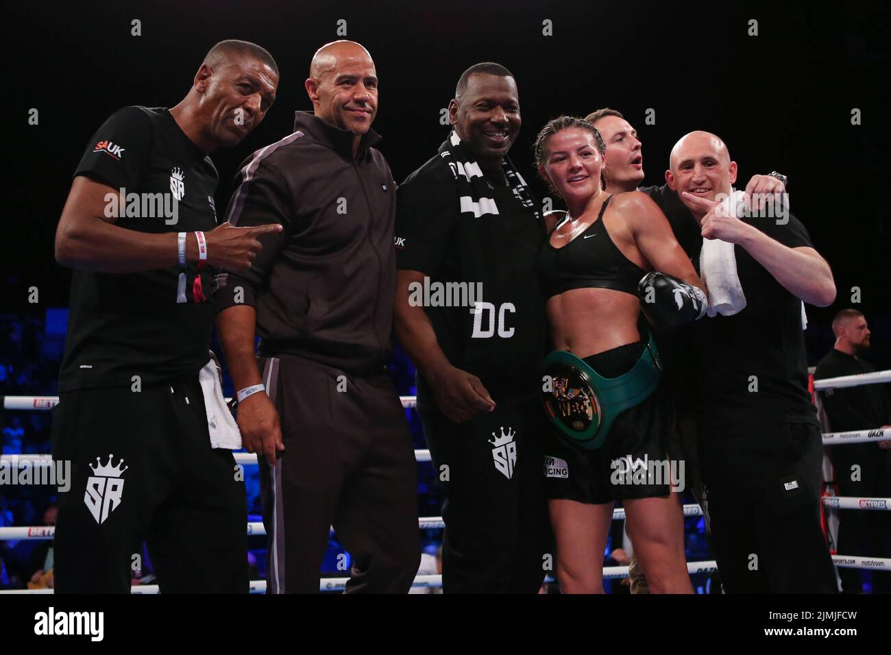 Sheffield, Großbritannien. 07. August 2022. Utilita Arena Sheffield, Sheffield, South Yorkshire, 6.. August 2022 Sandy Ryan (Schwarze Shorts) feiert den Sieg über Erica Farias (Gold/Schwarze Shorts) für den WBC International Female Super-Lightweight Title in der Matchroom NXTGEN Fight Night in der utilita Arena in Sheffield. Kredit: Touchlinepics/Alamy Live Nachrichten Stockfoto