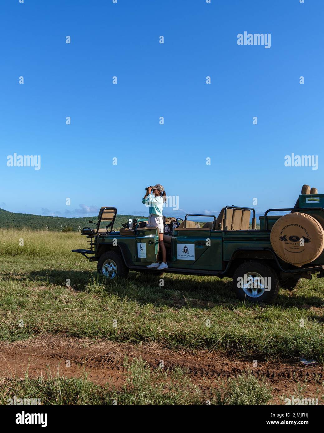 Südafrika Kwazulu Natal, Luxus-Safari-Auto während der Fahrt, Paar Männer und Frauen auf Safari in Südafrika Stockfoto