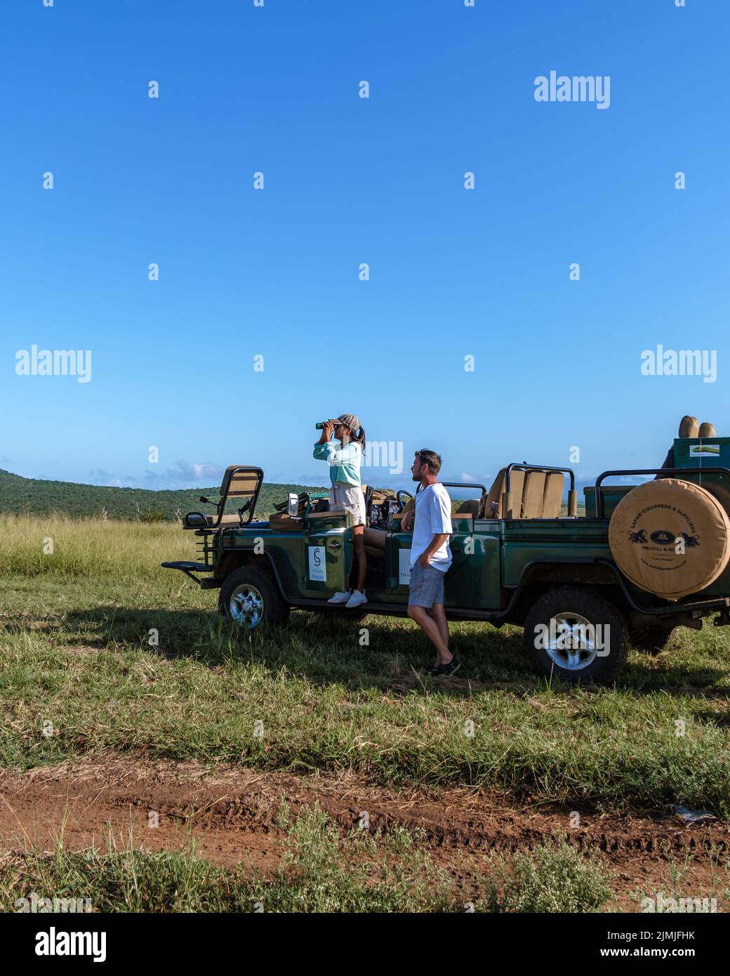 Südafrika Kwazulu Natal, Luxus-Safari-Auto während der Fahrt, Paar Männer und Frauen auf Safari in Südafrika Stockfoto