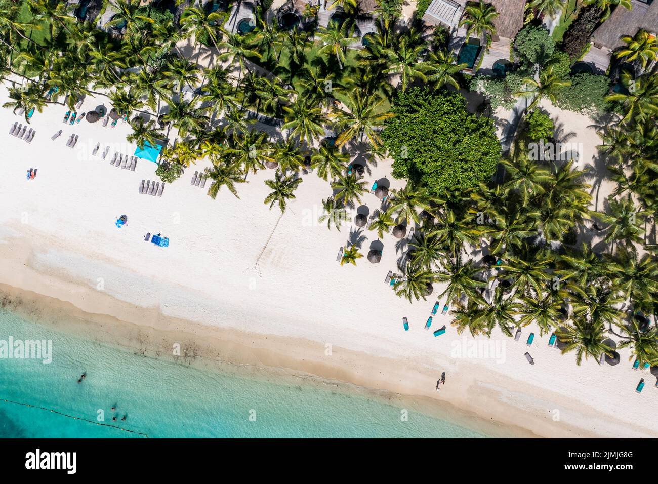 Luftbild, Strände mit Luxushotels mit Wassersport in der Region Trou-aux-Biches Pamplemousses, Mauritius, Afrika Stockfoto