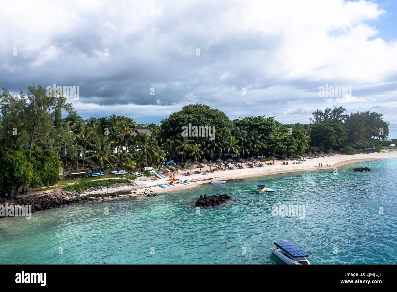 Luftbild, Strände mit Luxushotels mit Wassersport in der Region Trou-aux-Biches Pamplemousses, hinter Grand Baie, Mauritius, Stockfoto