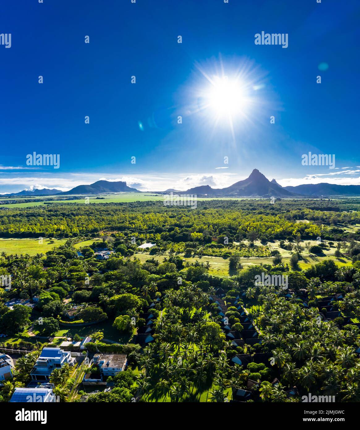 Der Strand von Flic en Flac mit Luxushotels und Palmen, hinter dem Berg Trois Mamelles, Mauritius, Afrika Stockfoto