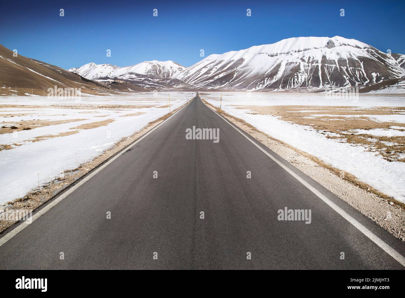 Die Panoramastraße nach Castelluccio di Norcia Stockfoto