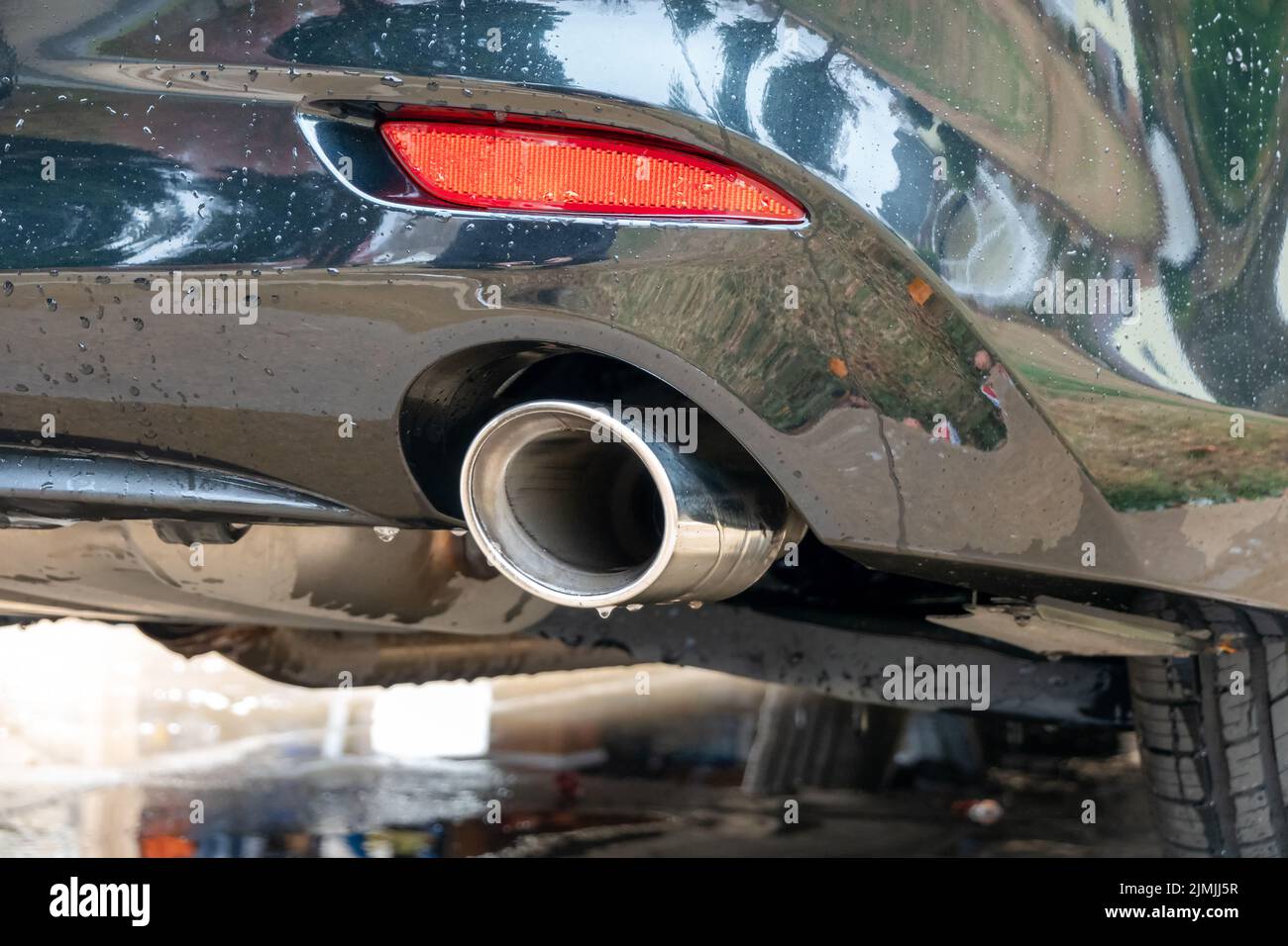 Auto waschen. Reinigung modernes Auto von Schaum bedeckt Stockfotografie -  Alamy