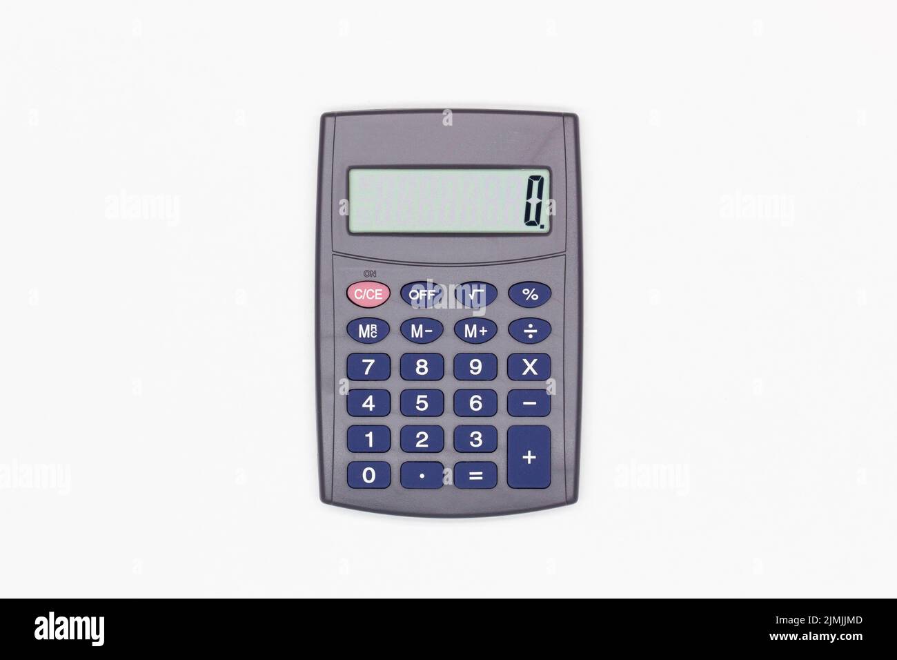 Taschenrechner mit großen blauen Tasten und Null auf dem digitalen Bildschirm auf weißem Hintergrund. Solarbetriebener Rechner. Elektronische Maschine für Mathematik Kalkül Stockfoto