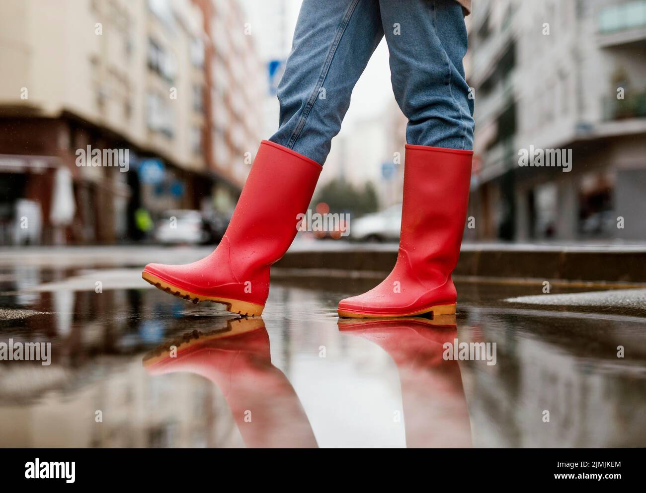 Red regen Stiefel Straße Stockfoto
