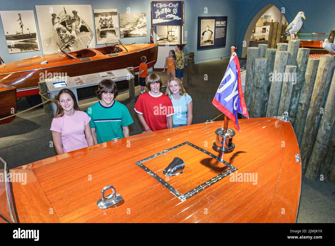 Virginia Newport News Mariners' Museum and Park, Sammlung historischer Ausstellungen Besucher, die antike klassische Boote betrachten,Freunde Teenager Jungen Mädchen Stockfoto