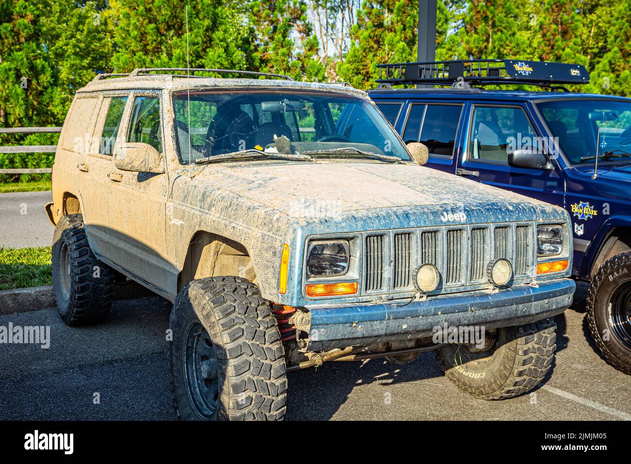 Pigeon Forge, TN - 25. August 2017: Modifizierter Geländewagen-Jeep Cherokee XJ Sport bei einer lokalen Enthusiasten-Rallye. Stockfoto
