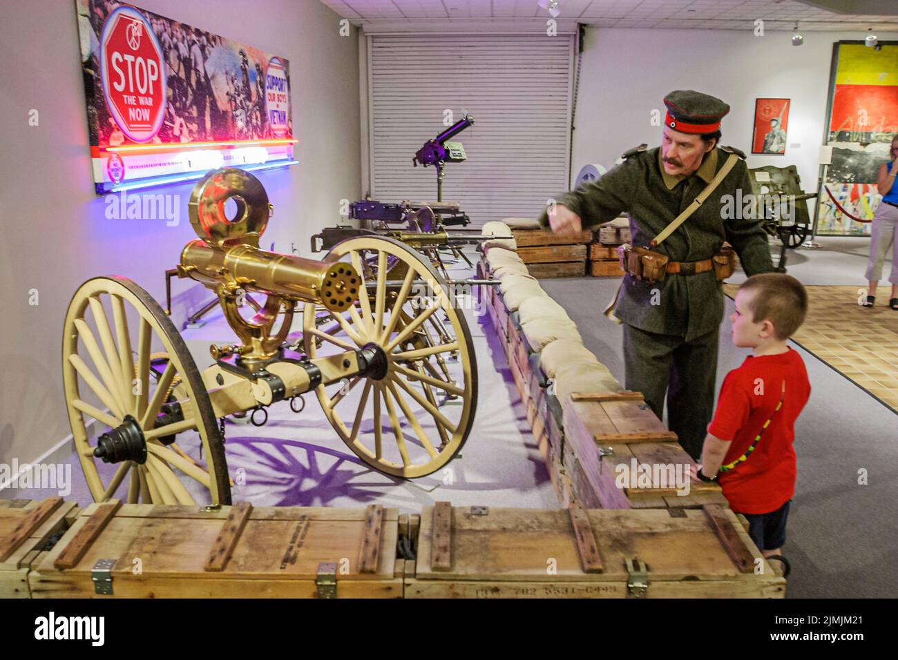 Newport News Virginia, Virginia war Museum, Geschichte Ausstellung Sammlung anzeigen Waffe Kanone gun suchen Jungen Führer Dozent Kostüm erklären Stockfoto