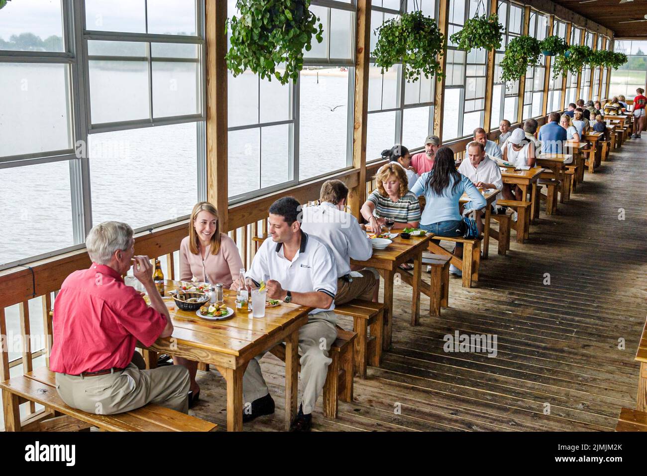 Newport News Virginia, Crab Shack Meeresfrüchte, Restaurant Restaurants Essen Essen Essen gehen Familien Paare Tische Kunden entlang James River Stockfoto
