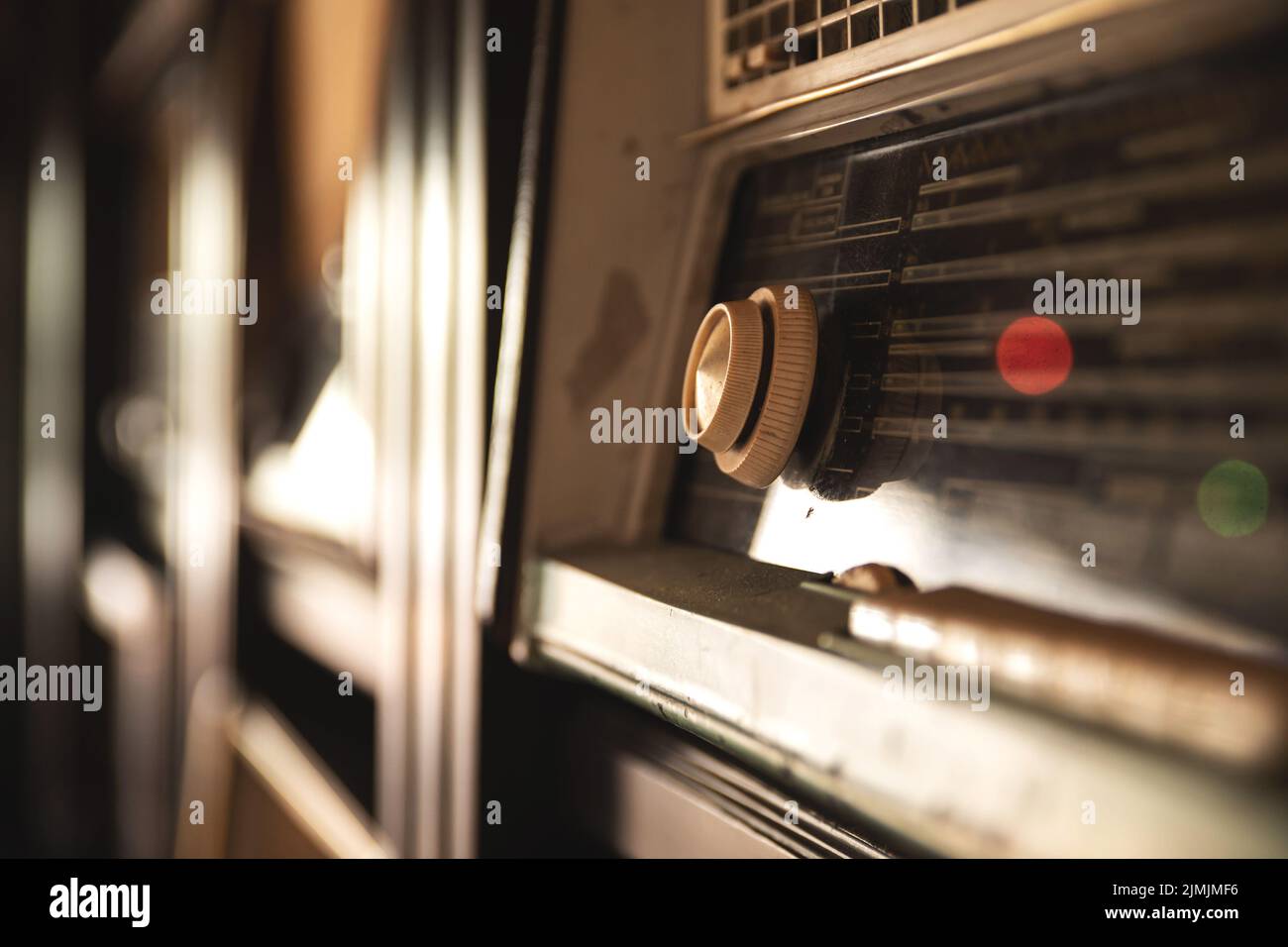 Hintergrund eines anderen alten Radioempfängers Stockfoto