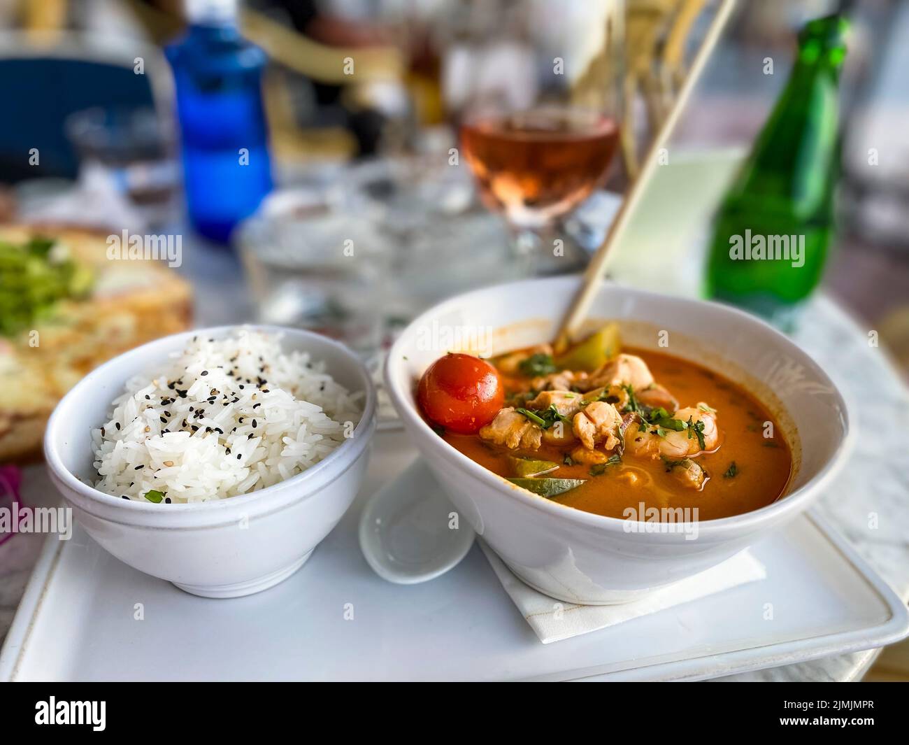 Asiatische Suppe in Kokosnuss-Sauce mit Garnelen und Fisch mit Reis, Port Andratx, Mallorca, Spanien Stockfoto