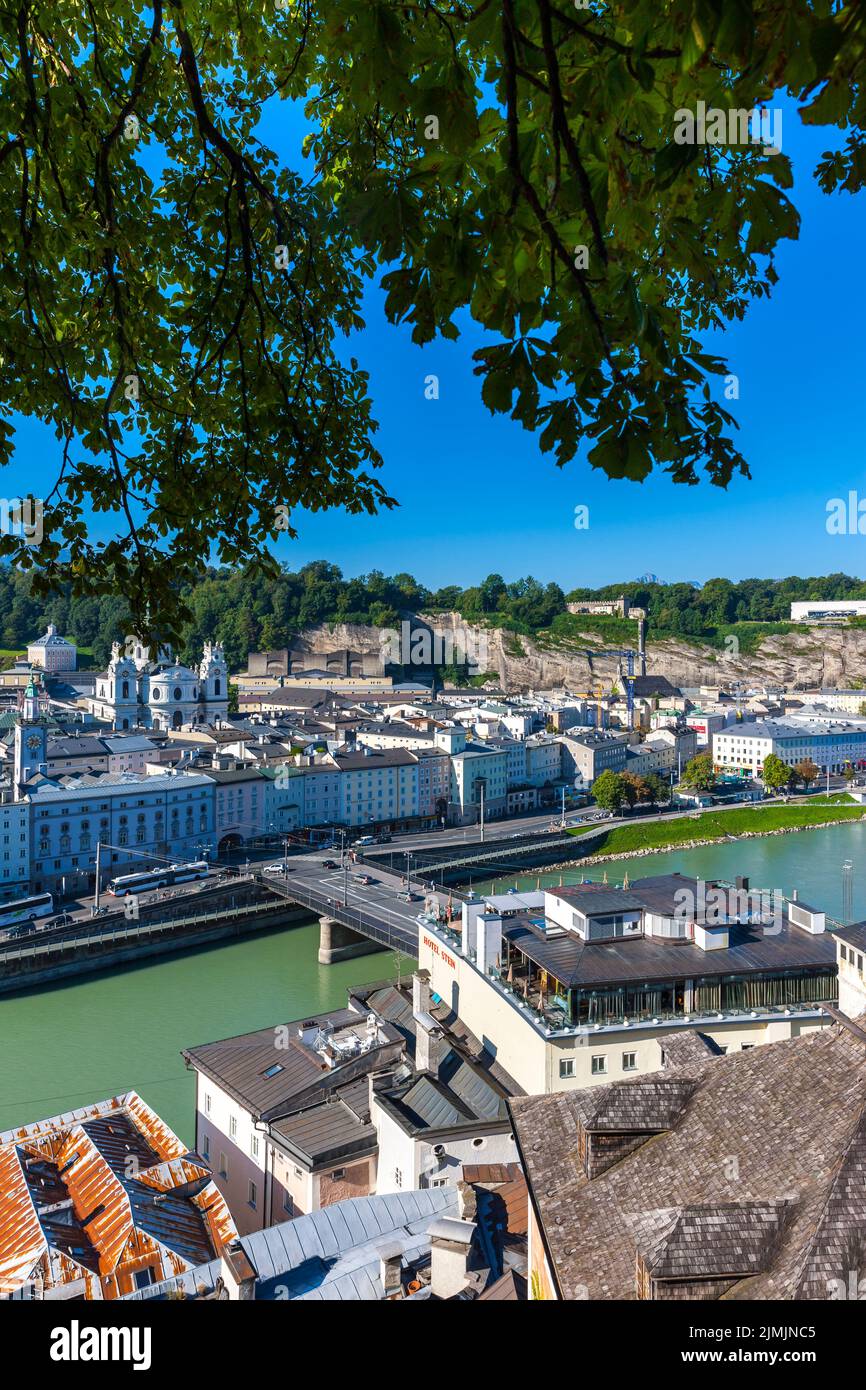 Blick vom Kapuzinerberg Ã¼ber Altstadt Salzburg mit Dom Stockfoto