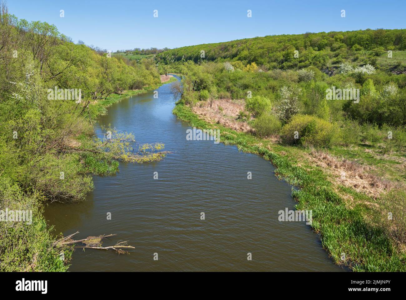 Atemberaubende Aussicht auf den Zbruch Fluss, Ternopil und Khmelnyzky Regionen Grenze, Ukraine. Stockfoto
