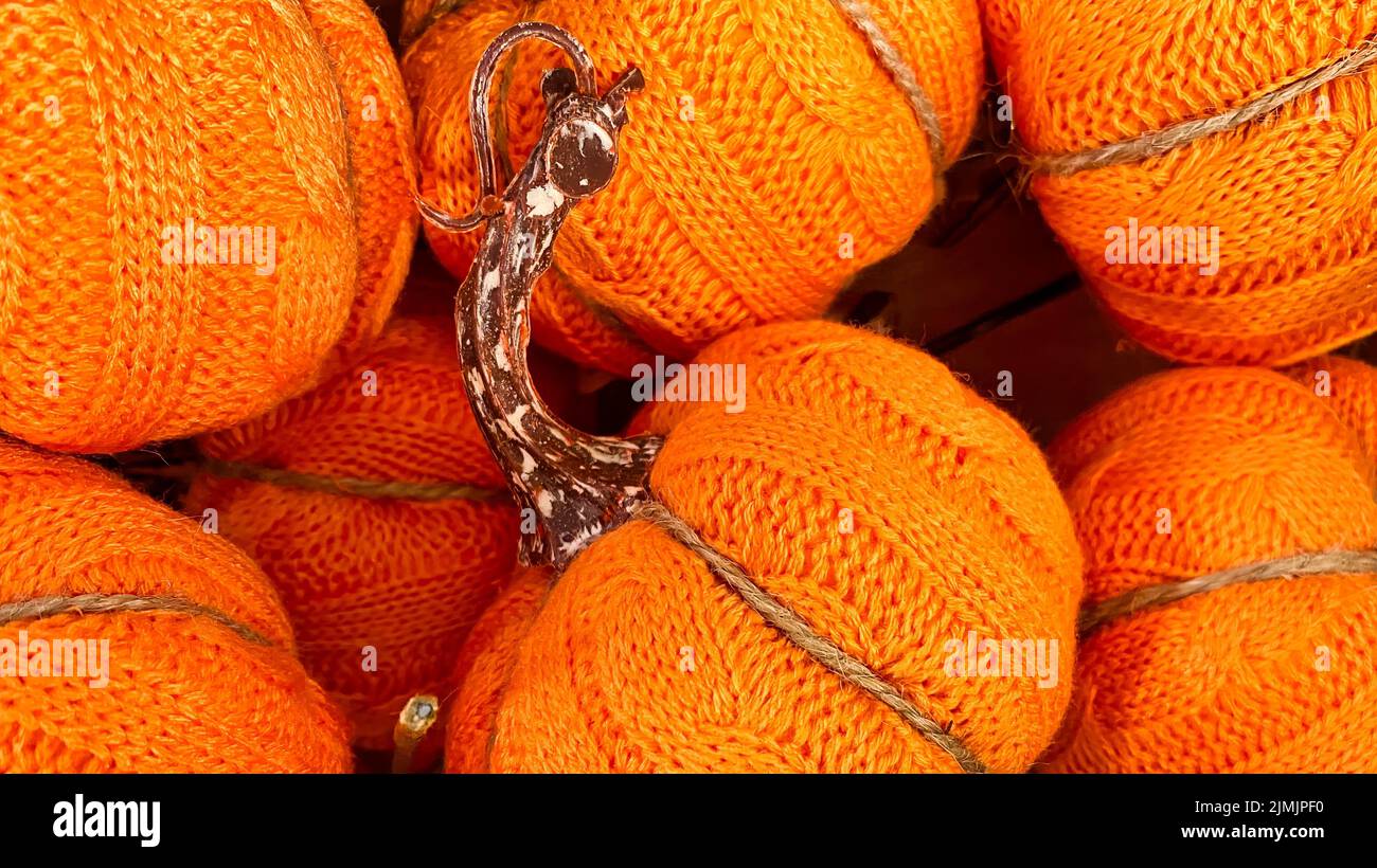Orange Pullover Kürbis Textur Hintergrund. Fügen Sie Ihre eigene Halloween-Botschaft im Oktober 31 mit dieser minimalistischen Grafik. Stockfoto