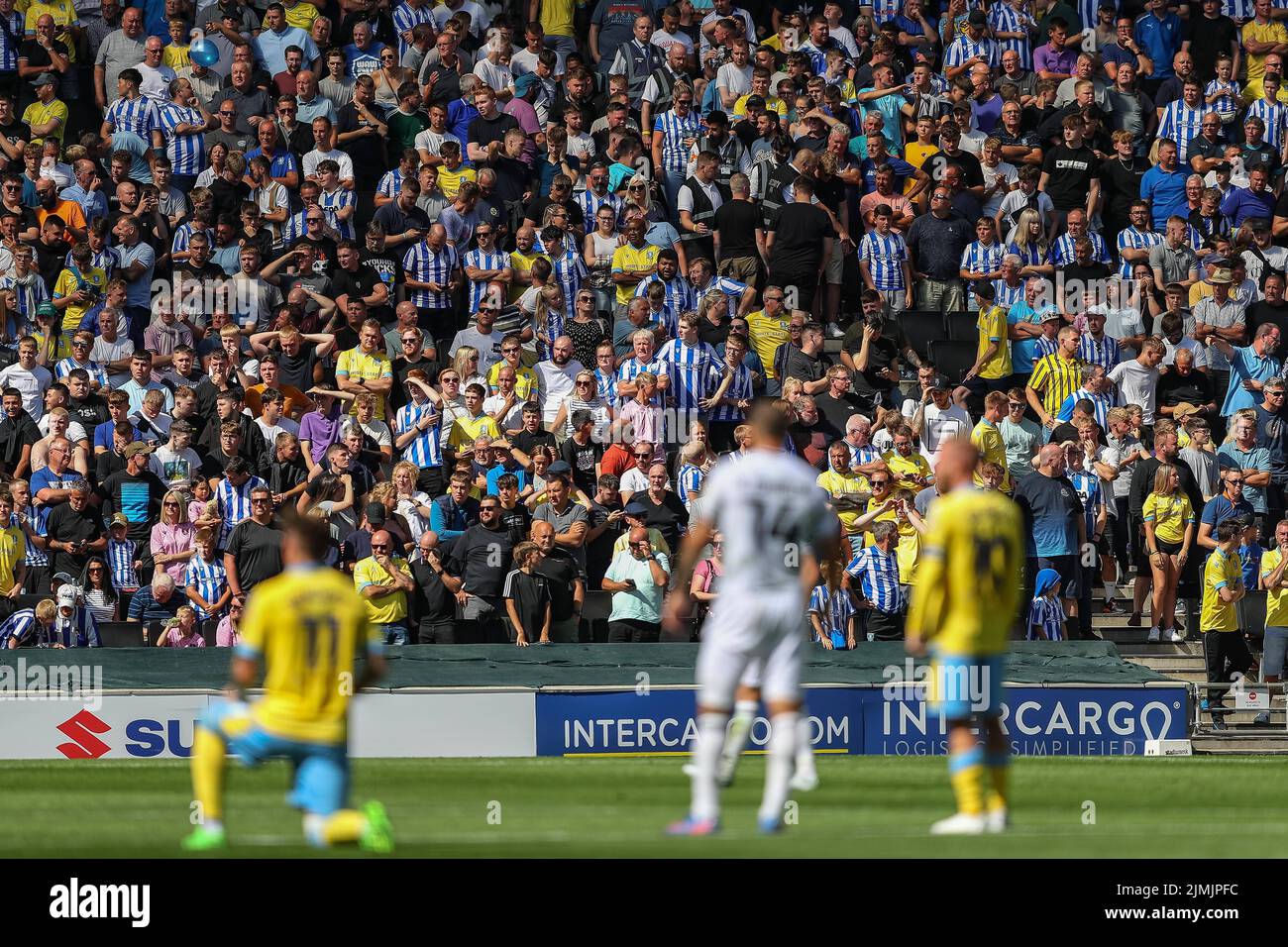 Milton Keynes, Großbritannien. 06. August 2022. Sheffield Wednesday Fans beobachten während des Spiels in Milton Keynes, Großbritannien am 8/6/2022. (Foto von Gareth Evans/News Images/Sipa USA) Quelle: SIPA USA/Alamy Live News Stockfoto