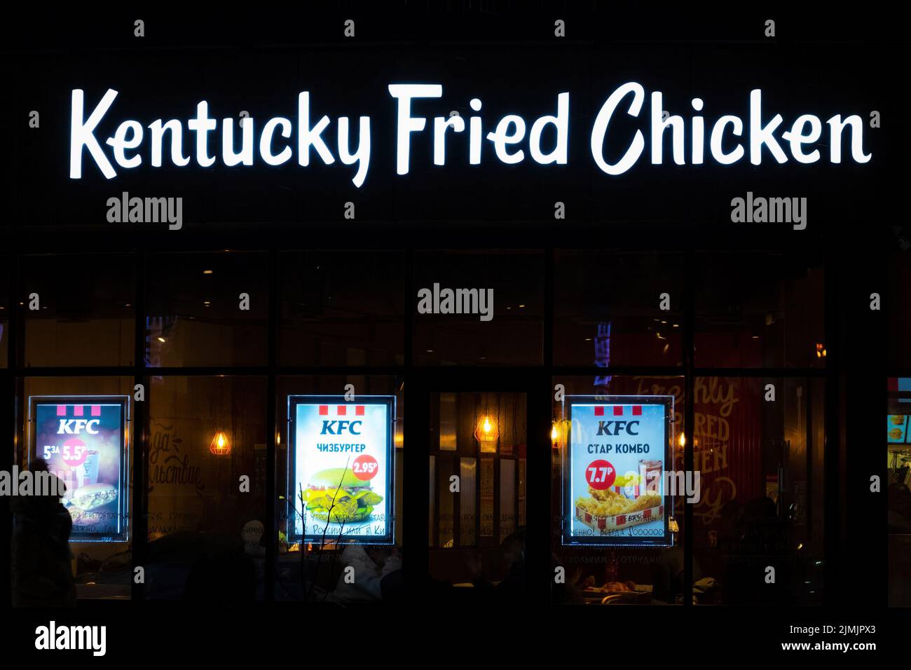 KFC (Kentucky Fried Chicken) Vitrine und Neon-Logo (Schild) Stockfoto