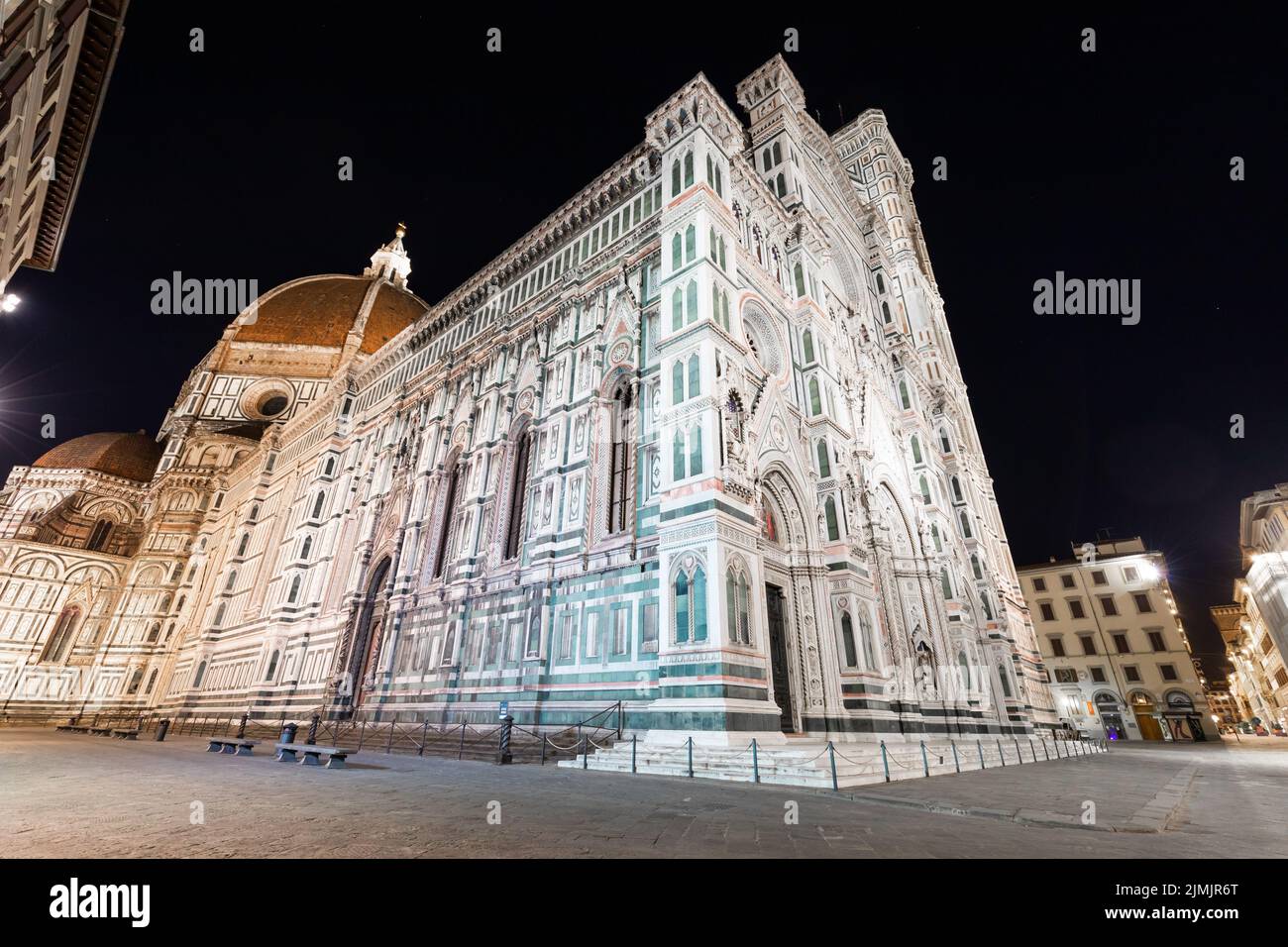 Italien, Florenz bei Nacht. Die beleuchtete Architektur der Kathedrale außen. Stockfoto