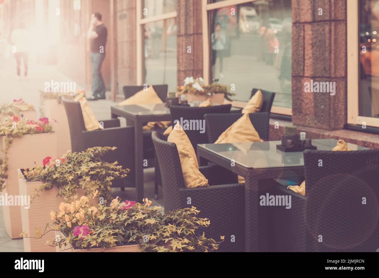 Straßencafé in der Stadt. Tische des Sommercafés auf der Straße. Weicher Hintergrund. Stockfoto