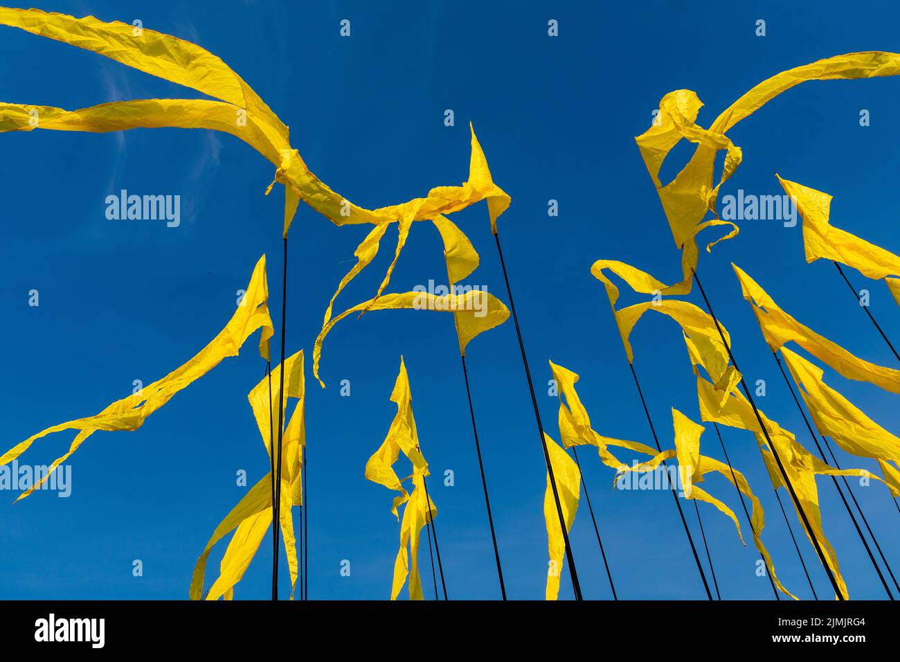 Dreieckig; Banner gegen den blauen Himmel. Stockfoto