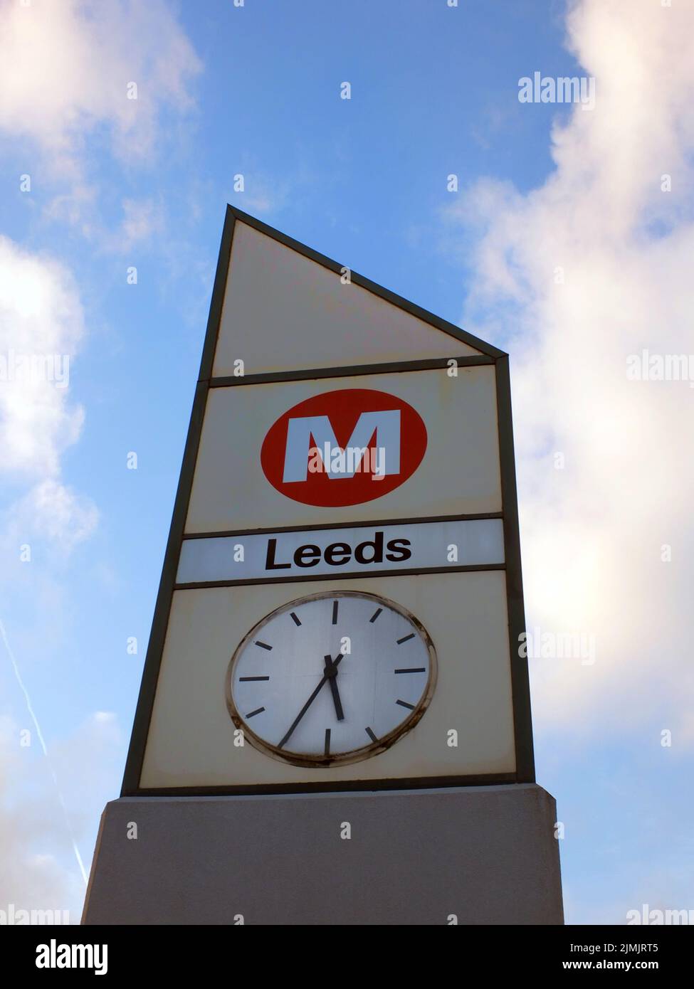 Metro-Logo und Uhr auf dem Schild vor dem bus- und Busbahnhof in leeds Stockfoto