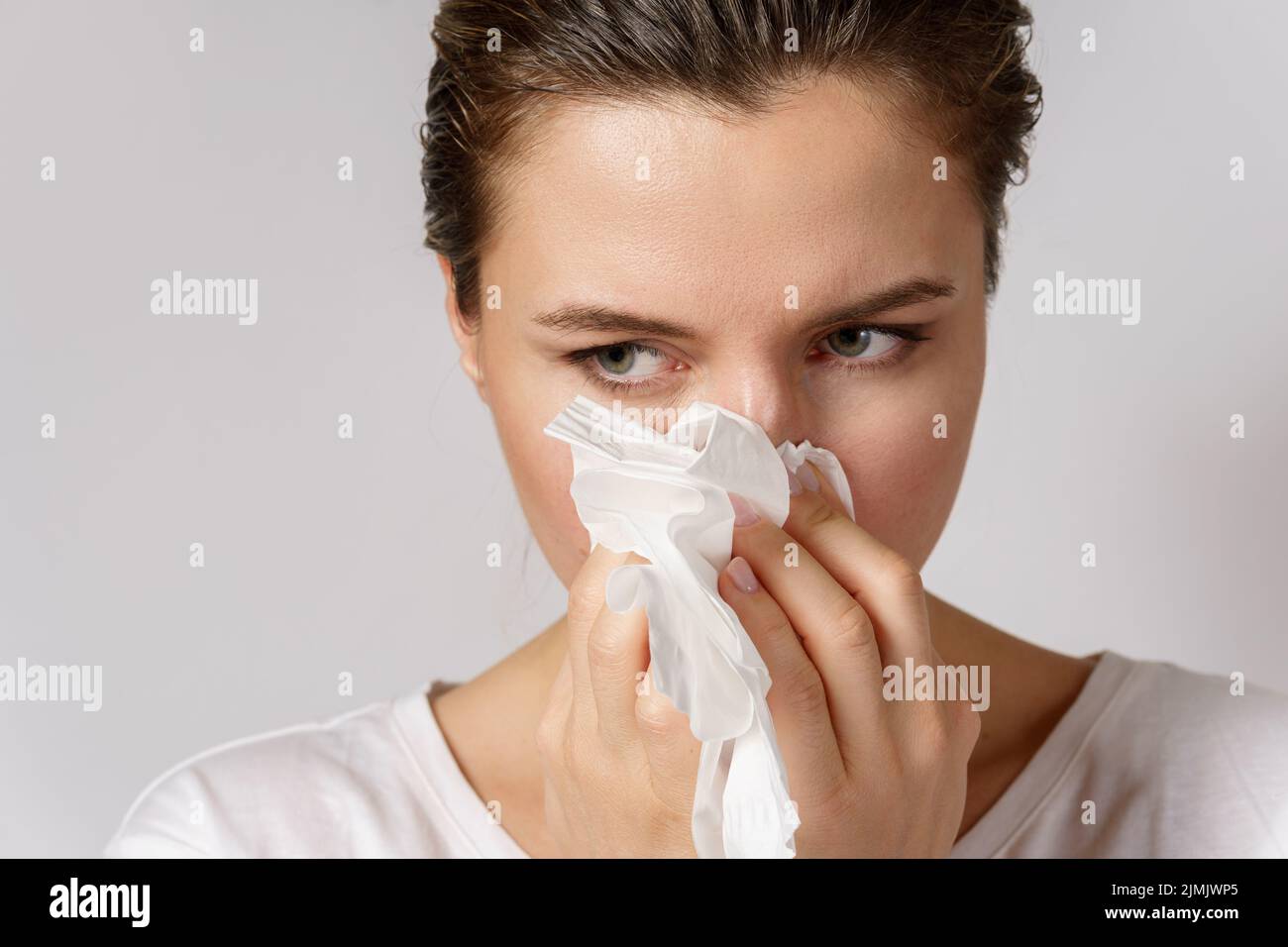 Junge Frau mit einer laufenden Nase Symptom Stockfoto