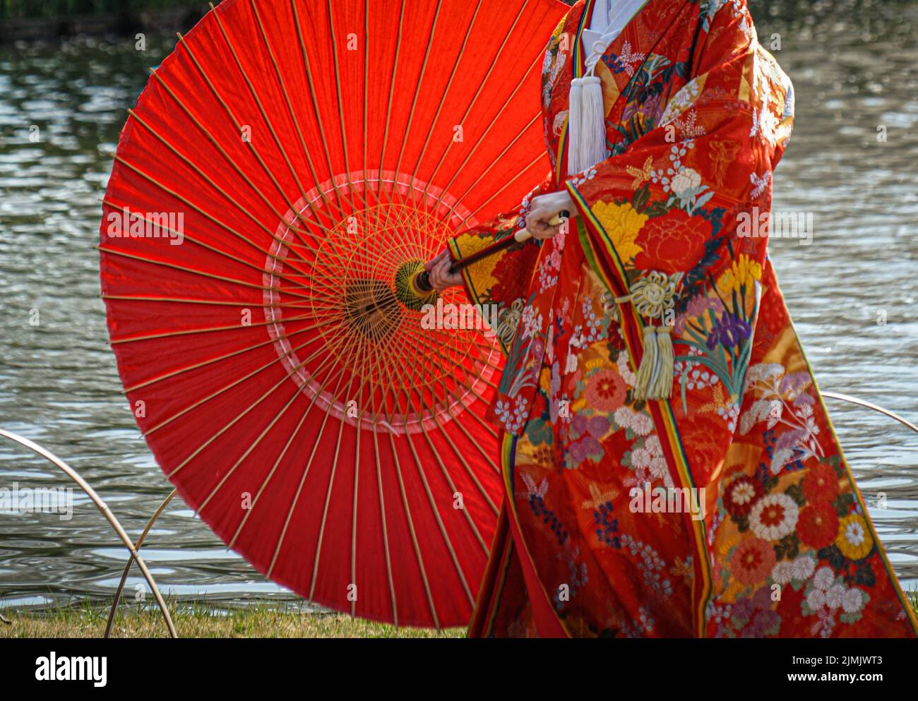 Roter, zwölflagiger zeremonieller Kimono (japanische Nationaltracht) Stockfoto