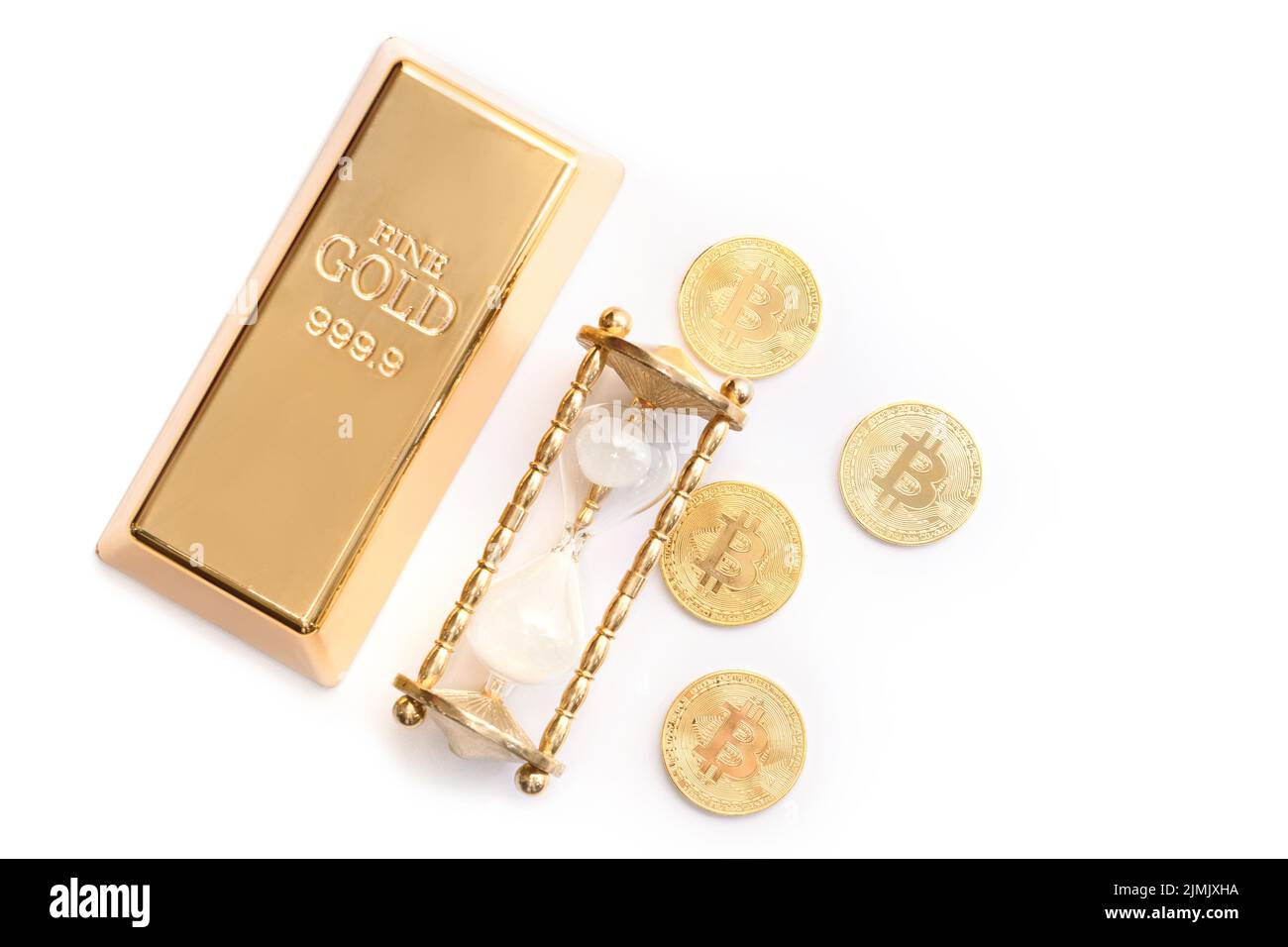 Zeit zum investieren. Goldbarren, Sanduhr und Bitcoins. Stockfoto