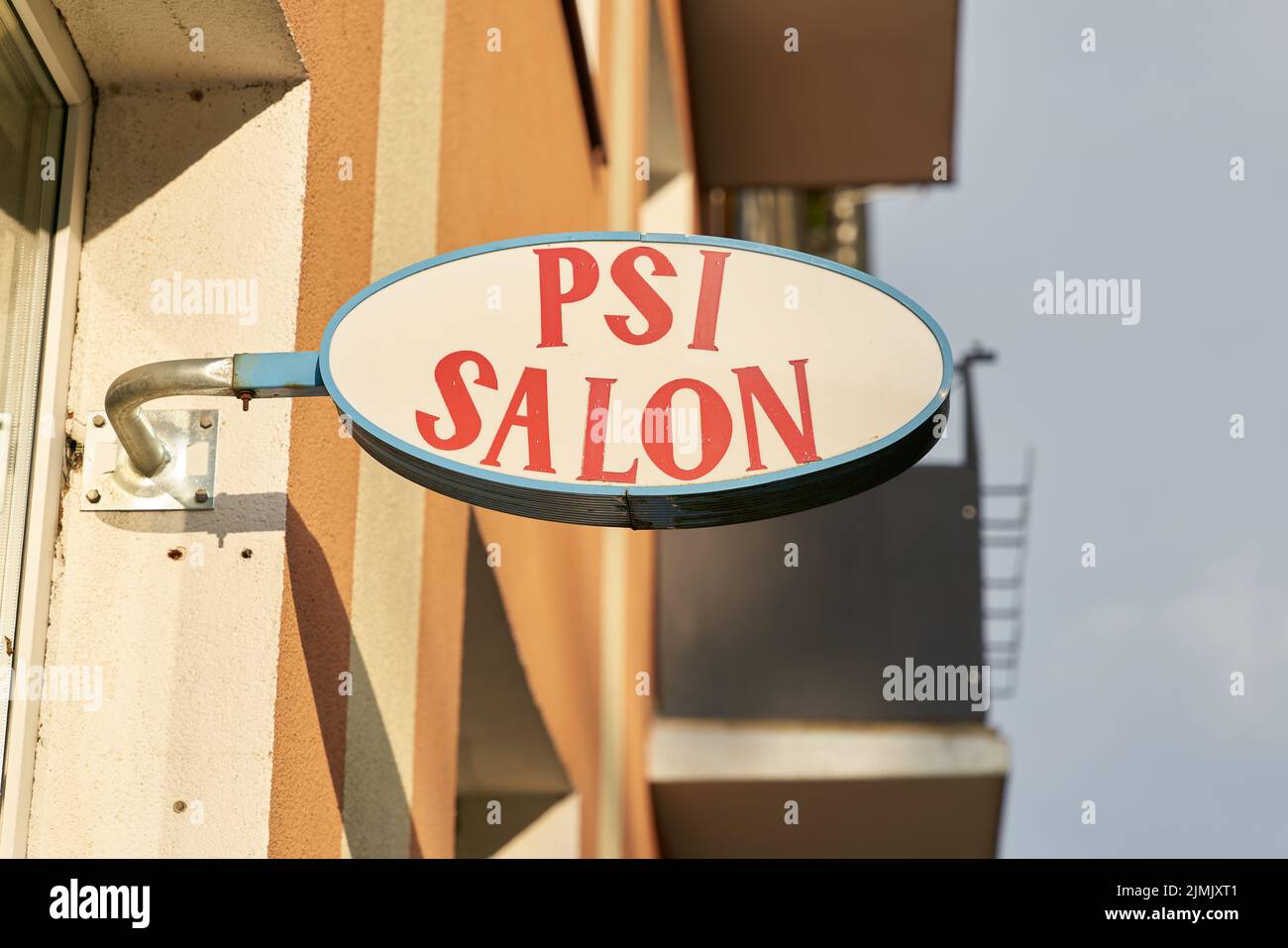 Beleuchtetes Schild mit der Aufschrift PSI Salon (Tierfriseur) in Kolobrzeg in Polen Stockfoto