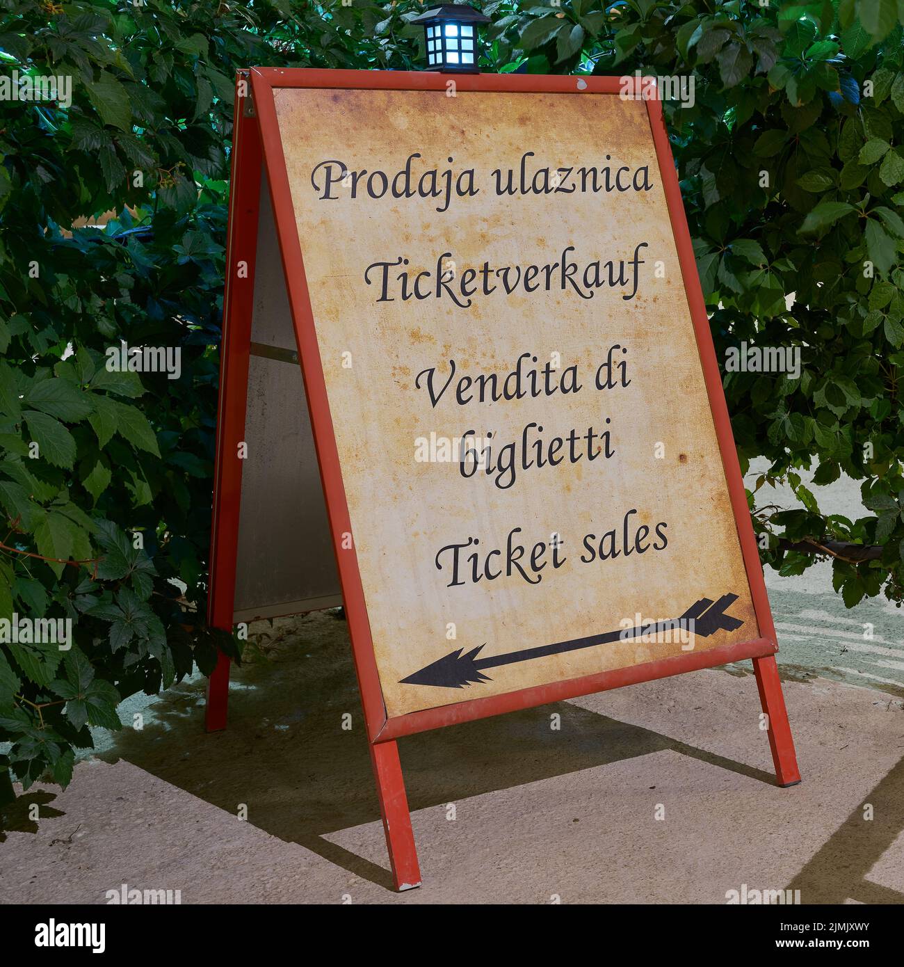Unterschreiben Sie mit dem Wort Ticketverkauf in kroatischer, deutscher, italienischer und englischer Sprache Stockfoto