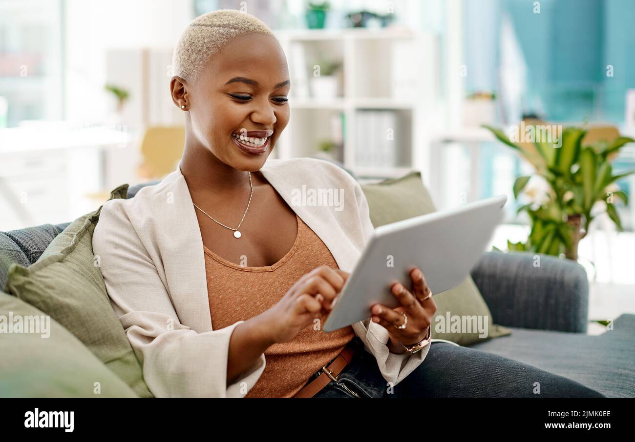 Es hilft, die Welt im Internet gut zu verstehen. Eine junge Geschäftsfrau, die im Büro ein digitales Tablet benutzt. Stockfoto