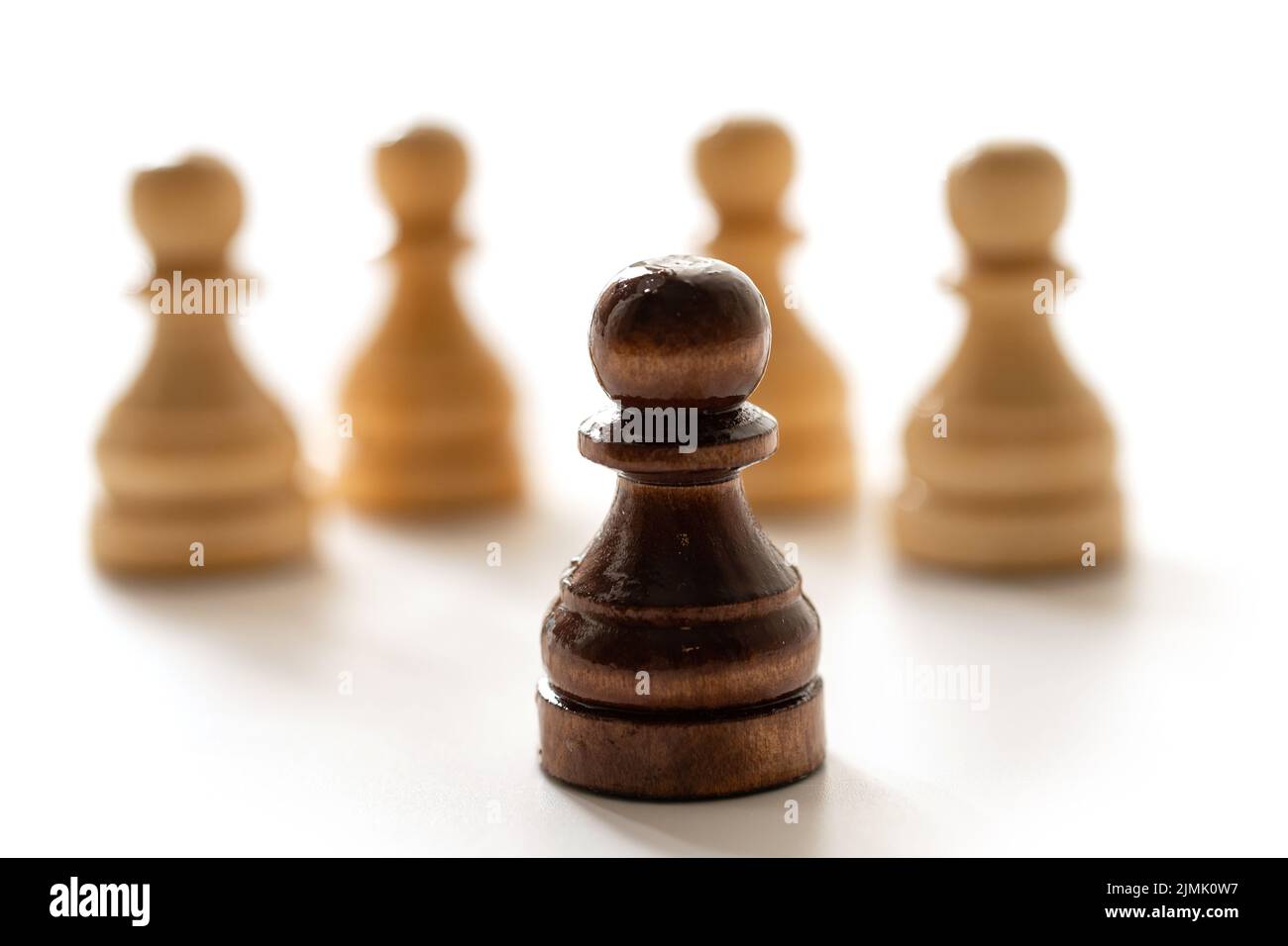 Schwarze Schachfigur unter Weißen. Konzept von Rassismus und Diskriminierung. Stockfoto