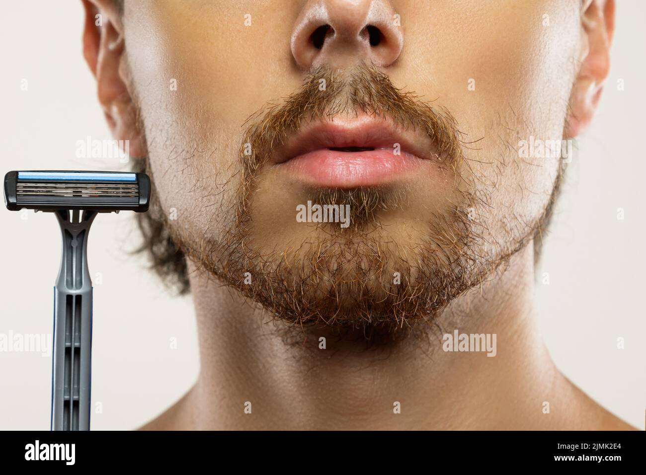 Mann mit ungepflegten Bart vor einer Rasur Stockfoto